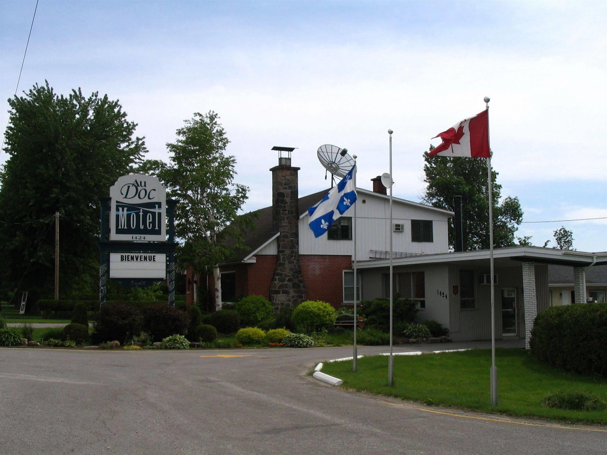 Au Doc Motel Repentigny Eksteriør bilde