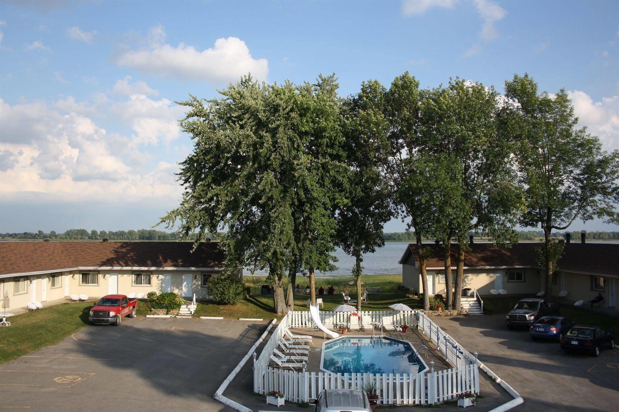 Au Doc Motel Repentigny Eksteriør bilde