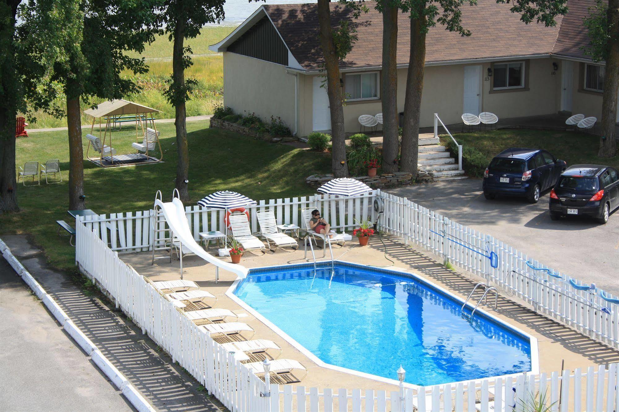 Au Doc Motel Repentigny Eksteriør bilde