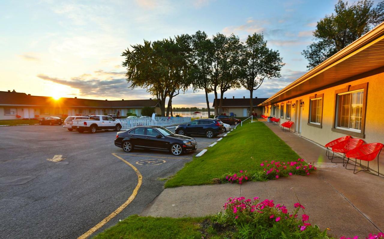 Au Doc Motel Repentigny Eksteriør bilde